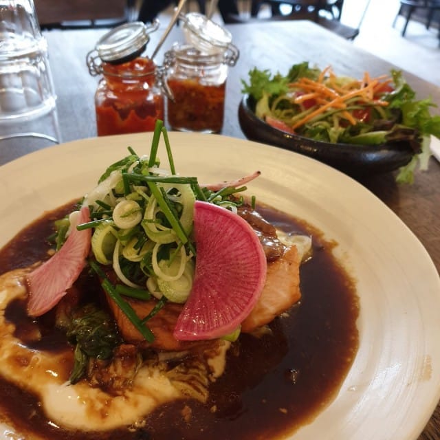 Paisanon lounasannokset ovat runsaita. Kuvassa grillattua lohta lisukesalaatilla.