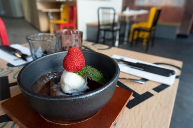 Jälkiruoka tarjoillaan kiehuvan kuuman suklaakastikkeen kera.