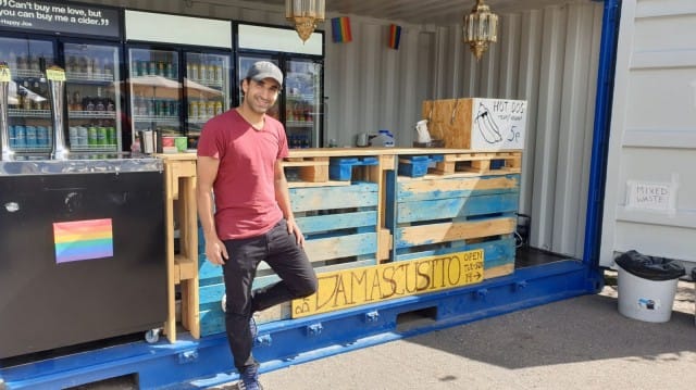 Wisam Abboud pyörittää kesän ajan Bar Damascusitoa Sompasaaressa.