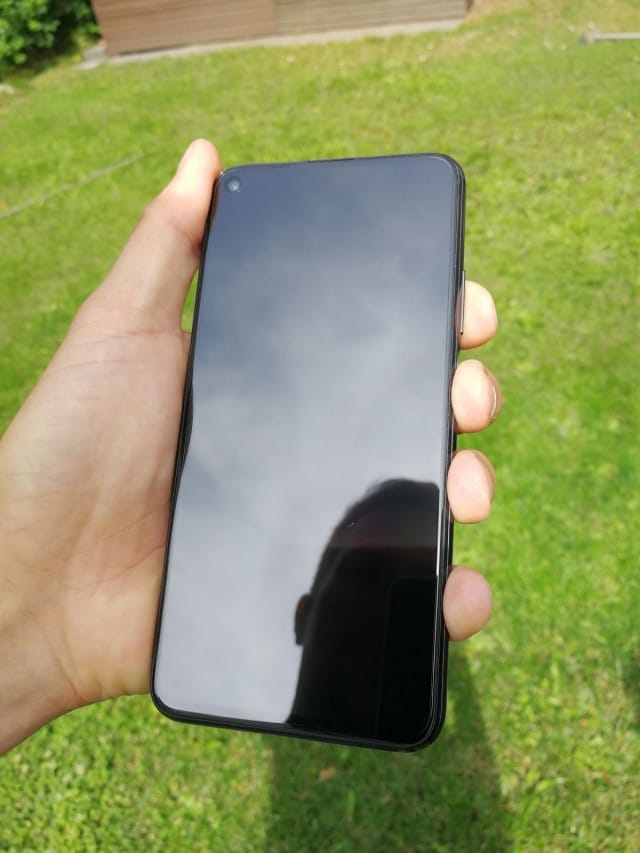 Honor 20 älypuhelimessa on 32 megapikselin etukamera ja 4 takakameraa joilla voi ottaa jopa 48 megapikselin kuvia.