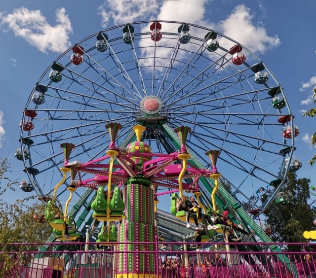 Honor 20 älypuhelimen 48 megapikselin kameralla otetussa kuvassa näkyy erittäin hyvin etualalla olevan karusellin yksityiskohdat sekä jopa Linnanmäen maailmanpyörän pienet lamput.