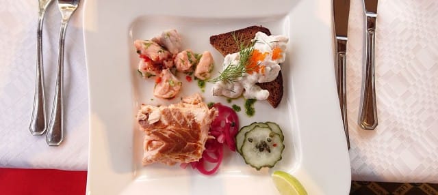 Alkuruokana tarjoiltu saariston tapaslautanen