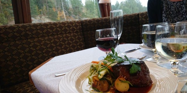 Pihvi punaviinikastikkeella ja saaristolaismaisemalla