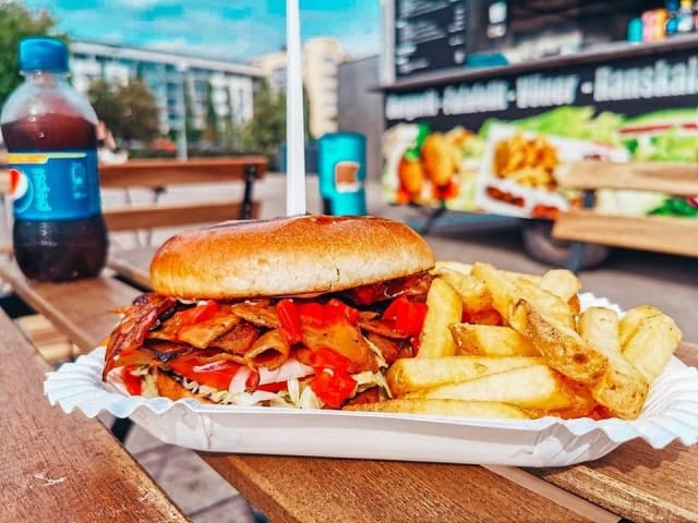 Vöner eli vegaaninen seitankebab maistuu myös burgerin välissä.