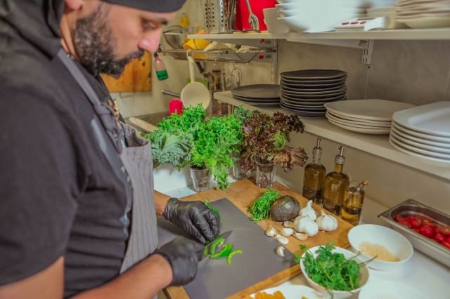 Ravintoloitsija Montadar Al-Shamiry aloittaa ruokien valmistelun jo aamulla.