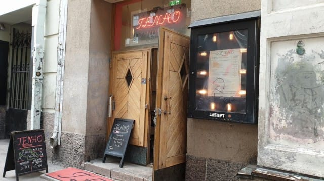 Ravintola Tenho sijaitsee kivenheiton päässä Hesarin lippakioskista.