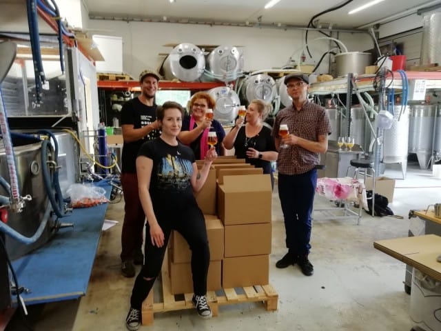 Olavi Mensio (Kallio Brewery), Saara Kunnaala (Gastro Cafe Kallio), Johanna Rönkkö (Ravintola Oiva), Minna Laine (Ravintola Oiva) ja Jyrki Vuori maistelevat Kallion Kolmio -olutta.