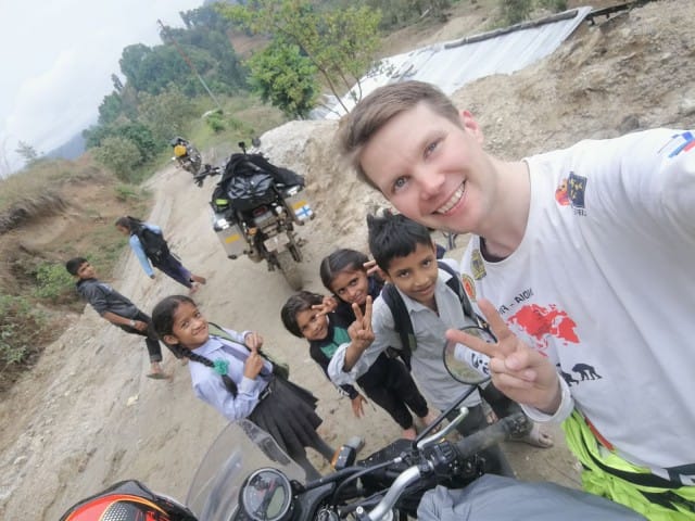 Nepalissa. Lapsia menossa kouluun. Lukutaito on tärkeä taito ja maailmassa on edelleen liian monta lukutaidotonta.