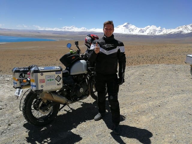 Tiibetin ylängöllä. Usko tai älä. Täälläkin asuu ihmisiä. Paikallisten nomadien paimentamia jakkihärkälaumoja näkyy silloin tällöin ja ne ilmeisesti löytävät tuosta kivikosta jotain syötävää.