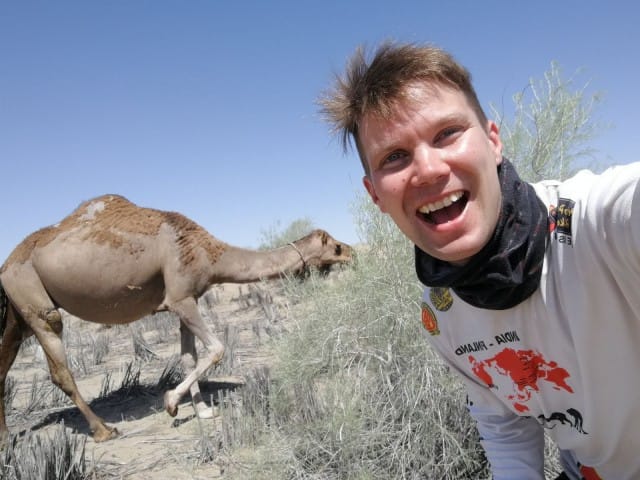 Turkmenistan on pitkälti aavikkoa. Kameli on ollut näihin olosuhteisiin hyvä kulkupeli Silkkitien kauppiaille. Kameleita on täällä edelleenkin paljon.