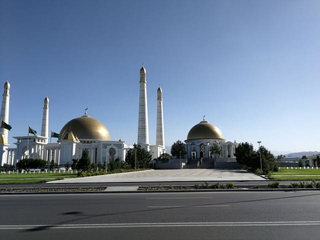 Turkmenistanissa kaikki on suurta ja kullattua. Myös moskeijat.