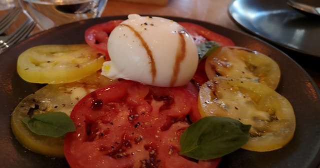Törkeän hyvä Caprese salaatti