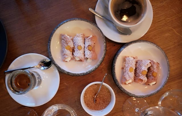 Kahvia ja cannelloneja