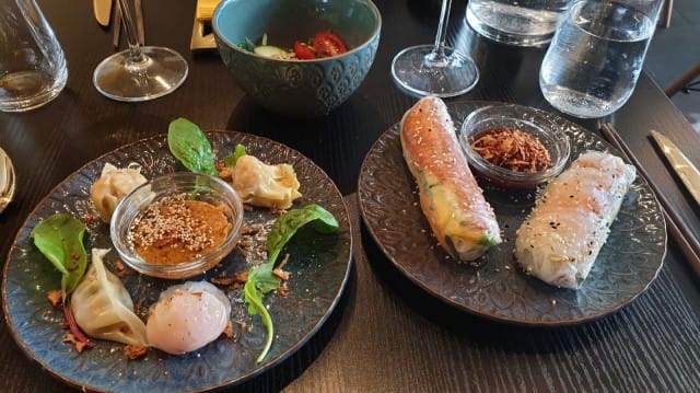 Kesärullat kääritään ohueen riisipaperiin.