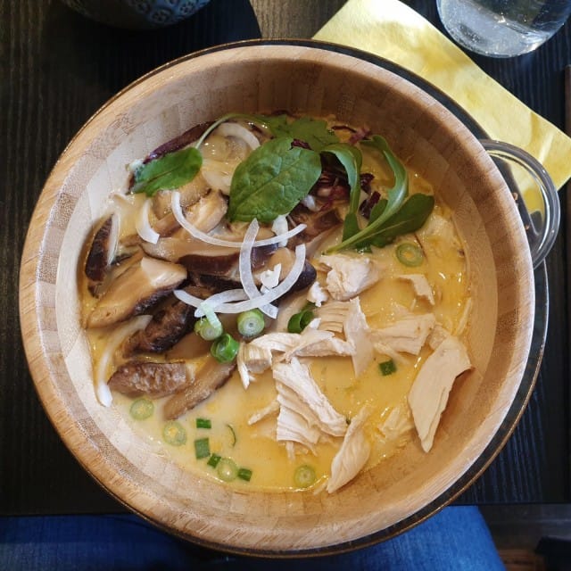 Bumi Cafen keittoihin voi valita mieleisensä täytteet.