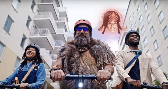 Voin liikennekoulussa luolamieskin oppii ajamaan sähköpotkulautaa.