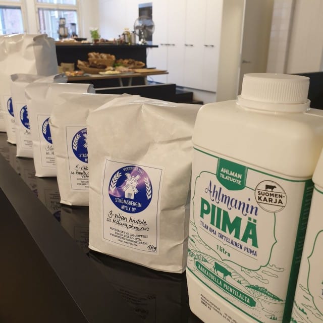 Mujin ruokaosastolla myydään kotimaisten pientuottajien tuotteita.