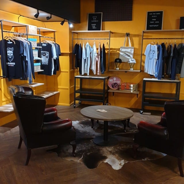 Kaupan puolelta voi ostaa myös panimoiden fanituotteita.