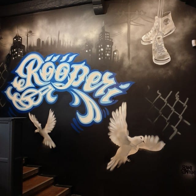 Takaseinää koristaa Sami Safiirin maalaus.