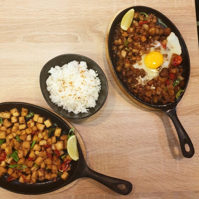 Kuumalta pannulta tarjoiltava sisig on kuin filippiiniläinen pyttipannu. Ravintola Kainanissa perinteisen possupannun lisäksi tarjolla on vegaaninen tofu sisig.