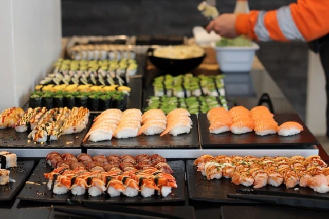 Yamaton buffetissa on sushin lisäksi tarjolla myös lämpimiä ruokia.