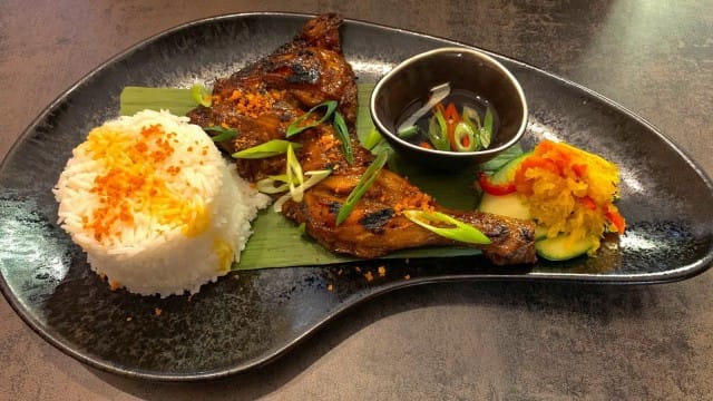 Ravintola Kainan tuo SYÖ!-viikoille aitoja filippiiniläisiä makuja. Kuvassa kana inasal.