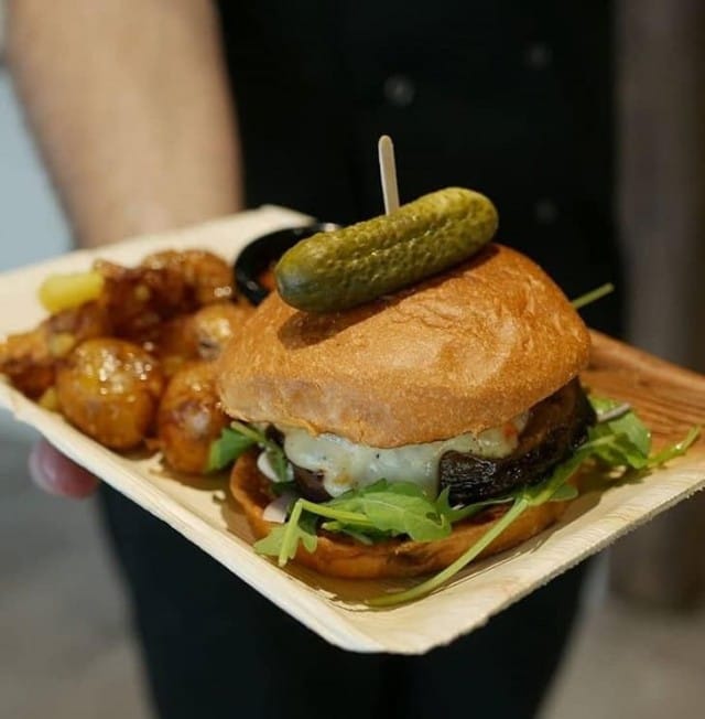 The Kiwissä SYÖ!dään burgereita.