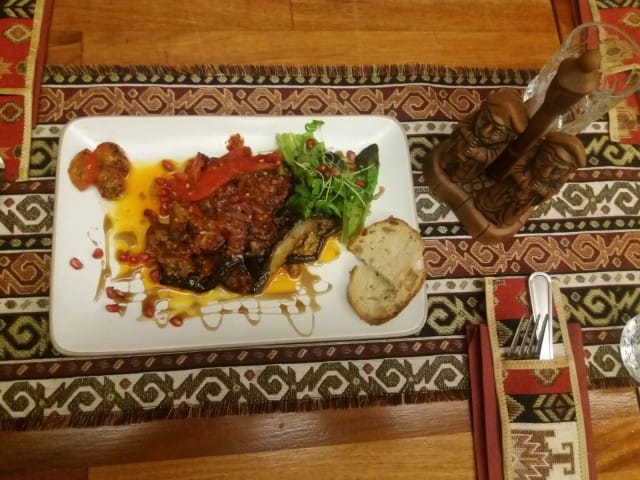 Armenialaisittain paistetut munakoisot tarjoillaan täyteläisen tomaattikastikkeen kera.