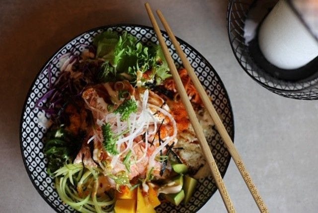 Shibuin Fuji bowlissa on muun muassa lohta, avokadoa ja mangoa.
