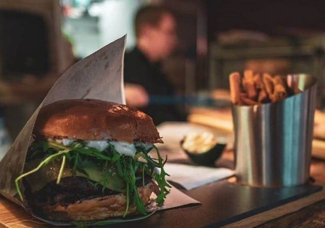 Deluxe Burger & Pizzan Tony's Burger saa makua makeansuolaisesta pekonihillosta.