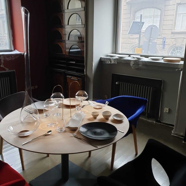 Ateljé Sotamaan design on osa illalliselämystä.