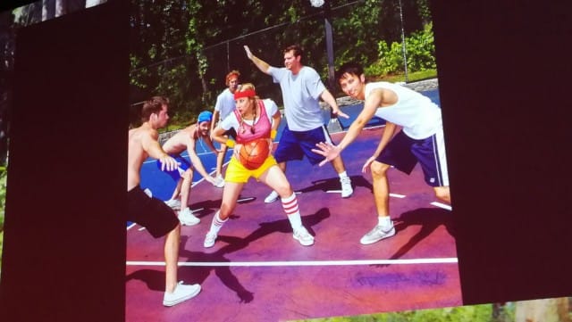 Yksi Sara Blakelyn ideoista oli kun hän oli viimeisillään raskaana ja vatsa oli kuin korispallo. Hän maalasi mahan korispalloksi, myi kuvat ja lahjoitti rahat hyväntekeväisyyteen.