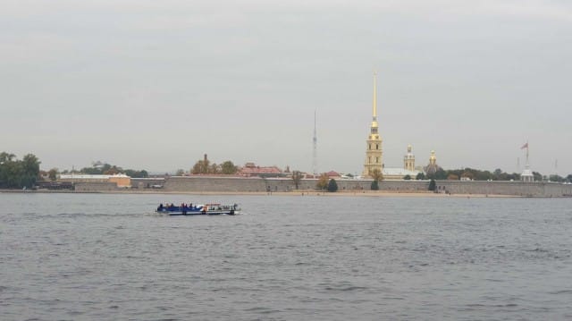 Neva-jokea ja kanaaleja pitkin kulkevat laivaristeilyt ovat helppo tapa tutustua kaupunkiin.