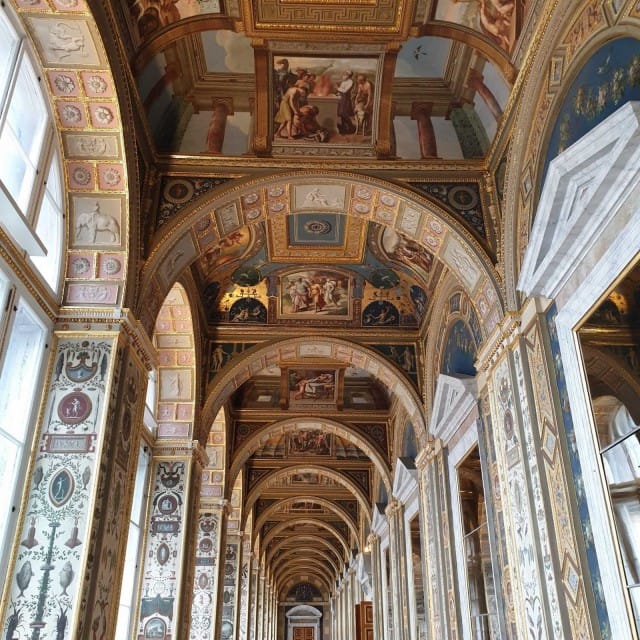 Eremitaasin valtavat salit ovat taidetta jo itsessään.