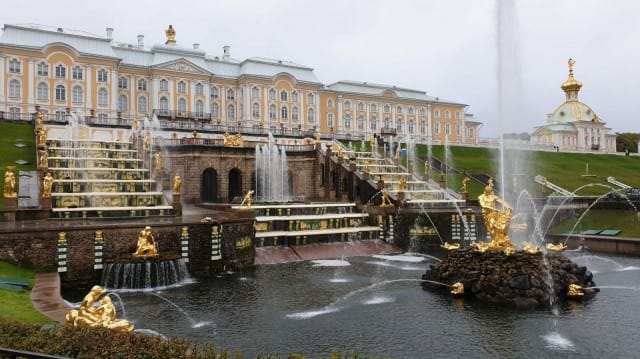 Pietarhovin kuuluisat suihkulähteet.