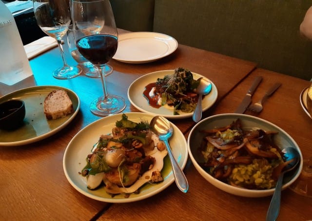 Che'fs menun antimia etenkin kasvisversiosta. mutta lihaisiakin vaihtoehtoja löytyy pöydästä hyvin piilotettuna höysteiden alle. Oikealla näkyvä yrttiohratto oli yksi illan isoimmista yllättäjistä.