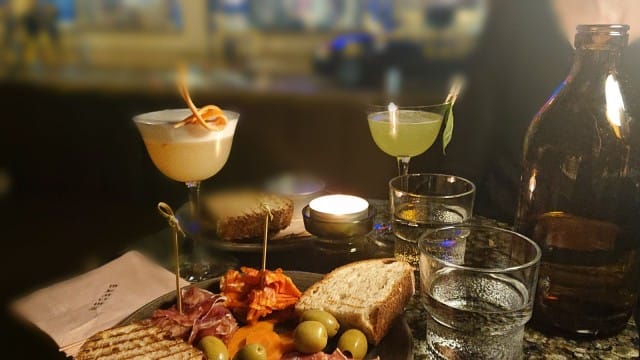 Drinksut ja snacksit Bardemissa