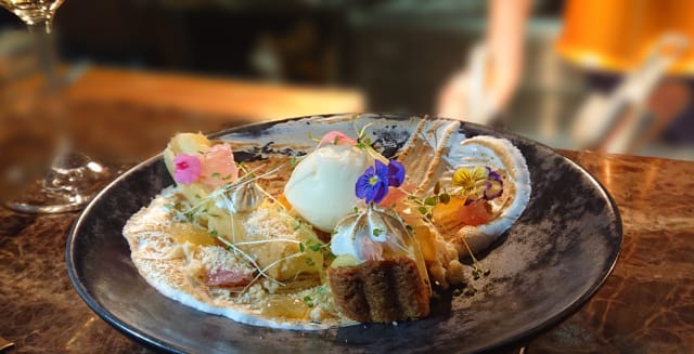 Sitruunapiirakkaa, marenkia ja crème fraiche sorbettia