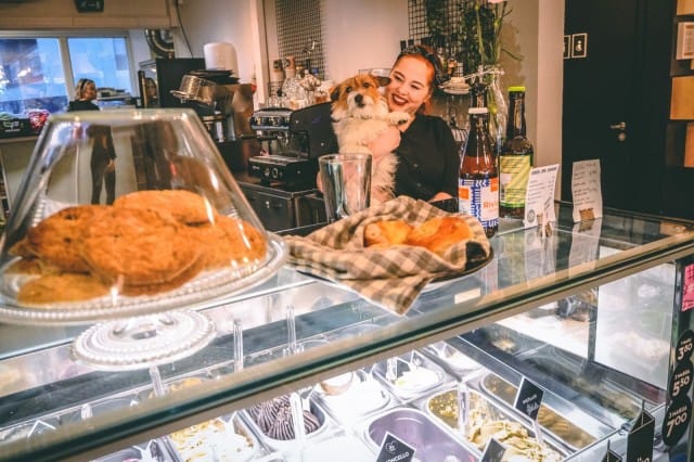 Anna Saari ja Onni viihtyvät työssään. Fiilis on hyvä.