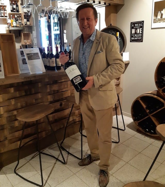 Hyväntuulinen Timo Jokinen, tuttavallisemmin Viinitimo, nauttii siitä mitä tekee.