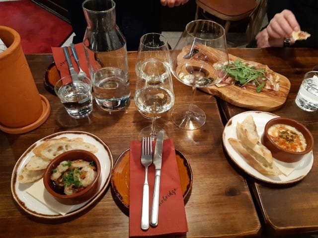 Gambas Pil Pil (vasemmalla) valikoituu lähes aina alkuruoaksi mikäli sitä on tarjolla. Espanjan matkoilla sitä tulee syötyä lähes päivittäin eikä siihen tunnu kyllästyvän.