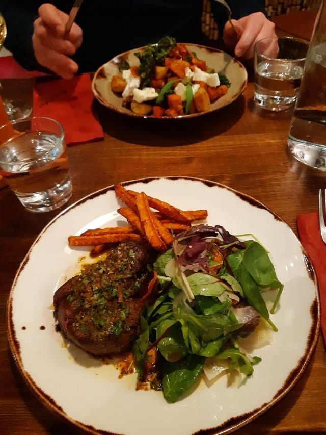 Naudan sisäfile chimichurri osoittautui hyväksi ja varmaksi valinnaksi, mutta jälkikäteen harmitti muiden annoksia katsellessa, oi miksi en ollut  tänään rohkeampi.