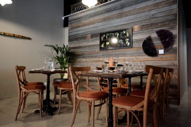 Muutamia Winebridgen etusalin pöytiä. Ravintola on täynnä isoja ja pieniä viiniaiheisia yksityiskohtia, joita löytyy mm. seiniltä ja baaritiskiltä. (kuva winebridge.fi)