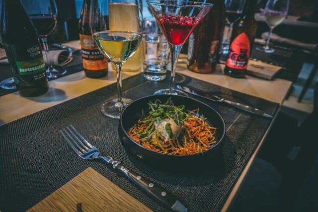 Savusärkimousse osoittaa, miten särki taipuu ravintola-annokseksi.