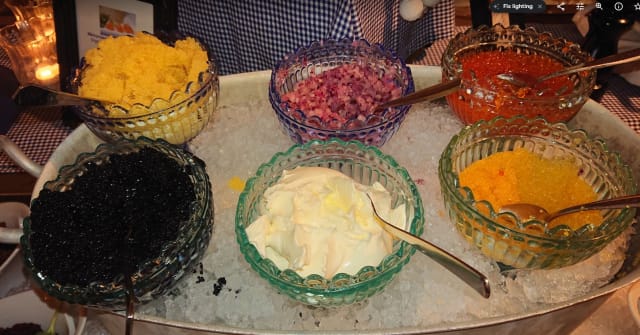 Perinteisempien blinitäytteiden lisäksi Cavi-Art merileväkaviaaria vasemmalla