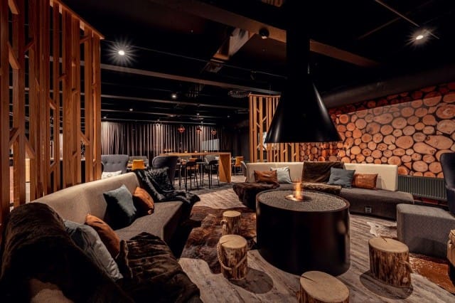 Suomalainen metsä näkyy vahvasti ravintolan sisustuksessa.