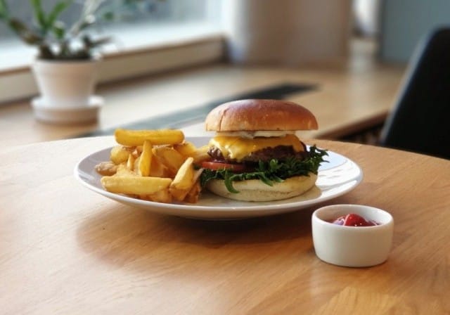 Vuorikadulla sijaitsevan ravintola Arthurin SYÖ!-tarjouksiin kuuluu mehevän burgerin lisäksi lohikeitto.