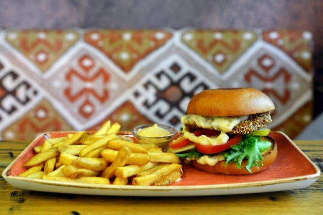 Huurteen kanaburgerissa paneroitu kanapihvi kruunataan mango-chutneylla.