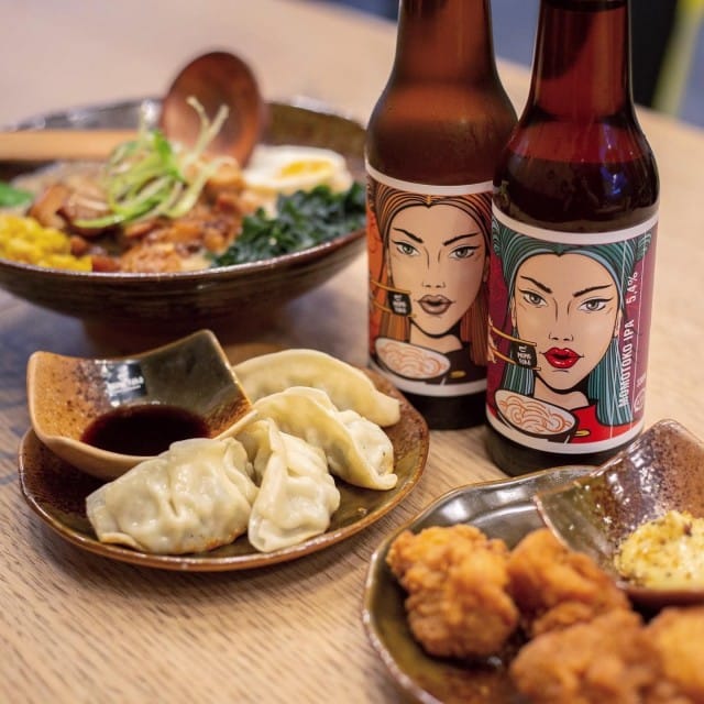 Japanilaistyyliset gyozat ja Chicken Karaage -uppopaistetut kanapalat. Momotokolla on myös oma bisse, josta löytyy sekä lager että IPA.