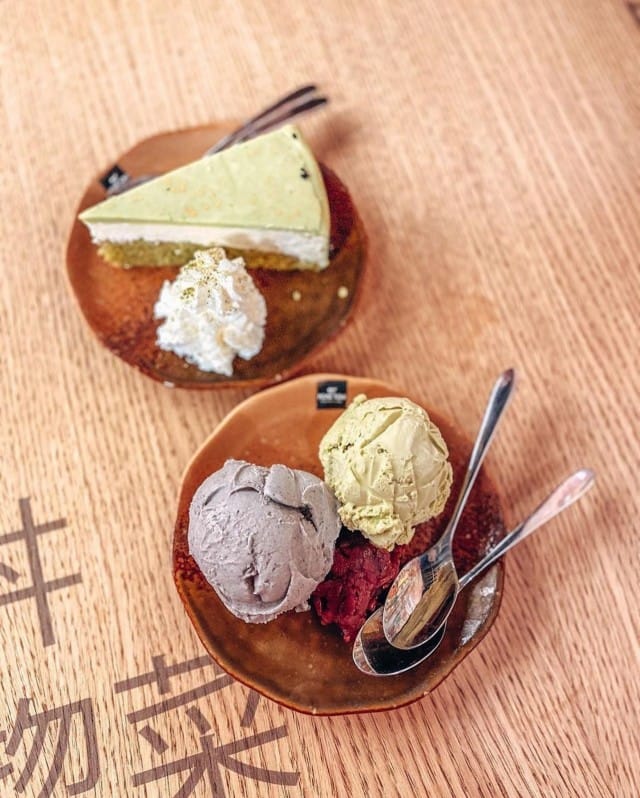 Jälkkäriksi jätskiä tai matchakakkua.